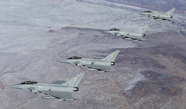 英国空军多架台风战机飞越大峡谷前往美国参演 - 中国军网