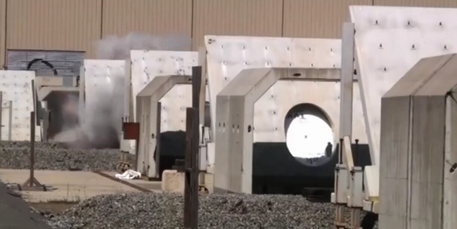 美海军电磁炮测试:轻松穿透八块钢板 - 中国军