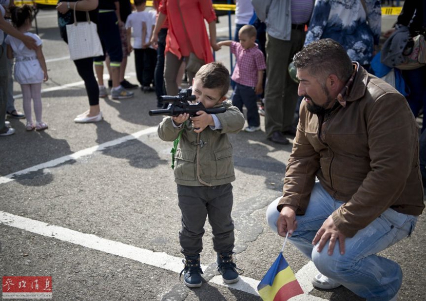 美军办军事演练萌娃拿起重机枪