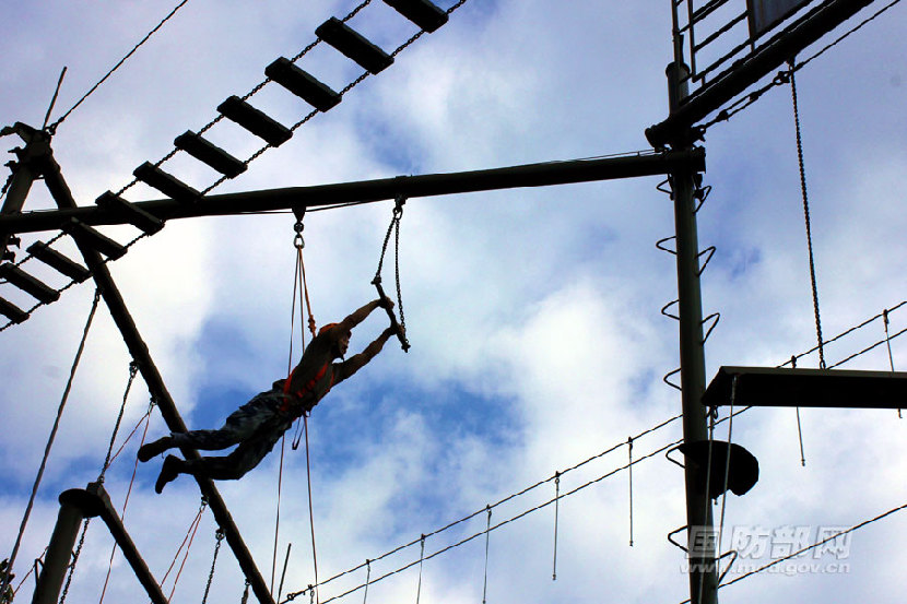 空降兵学院开展高空心理行为训练