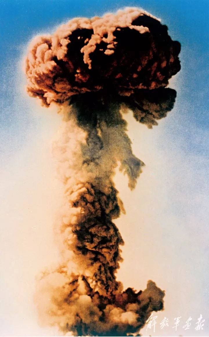 我国第一颗原子弹爆炸成功.