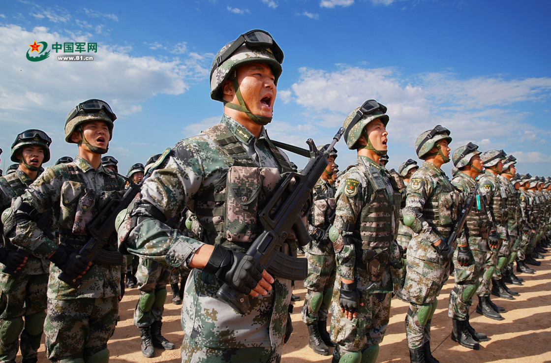 陆军官兵整装待发.