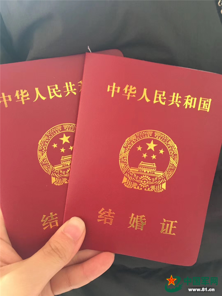 2019年12月9日,吴秋平在朋友圈晒出二人的结婚证