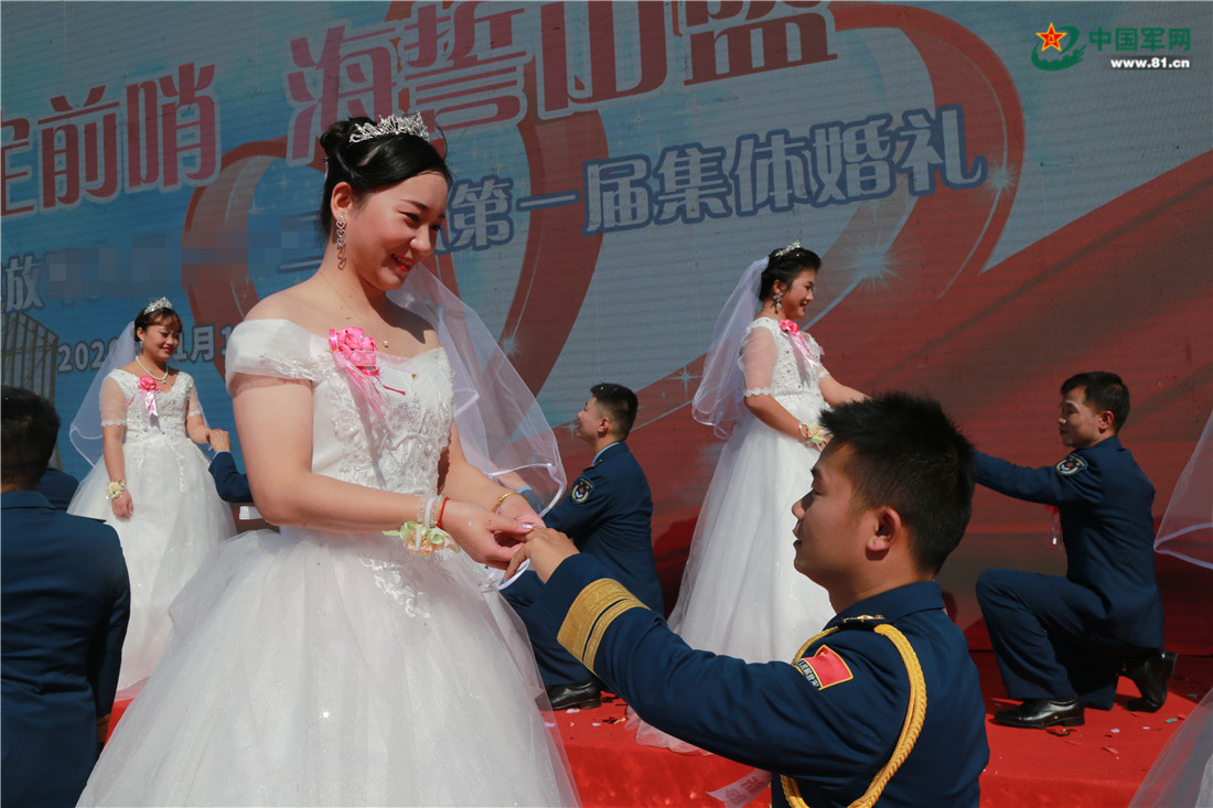 军装婚纱_军装婚纱照(2)