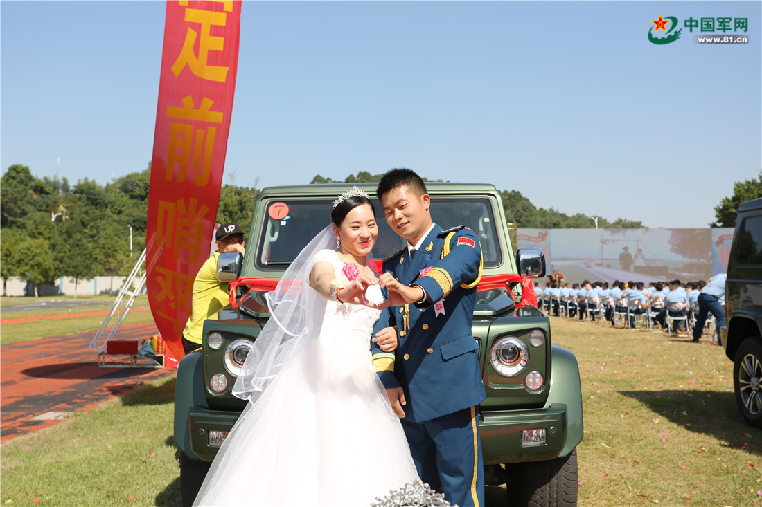 军装婚纱_张馨予军装婚纱婚纱照(3)