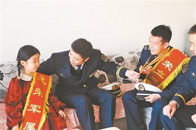 谁为喜庆披上华彩 是谁以挺拔的身姿 为小小童心描摹未来 雷从俊配文