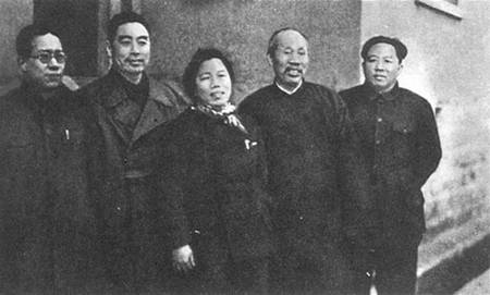 中共代表团部分成员，左起：陆定一、周恩来、邓颖超、董必武、王若飞(资料图片)
