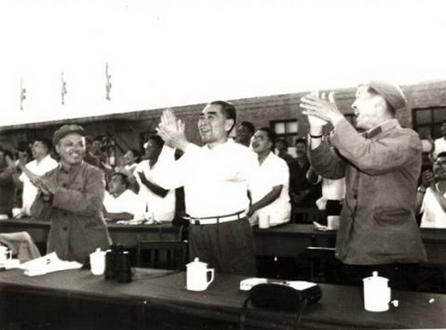 周恩来现场祝贺导弹发射成功。