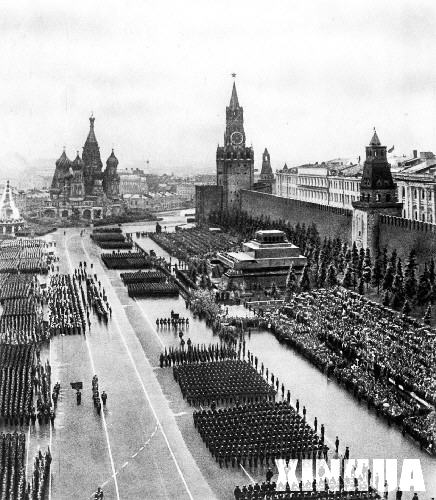 1945年6月24日，苏联在莫斯科红场上举行庆祝反法西斯战争胜利阅兵大典。