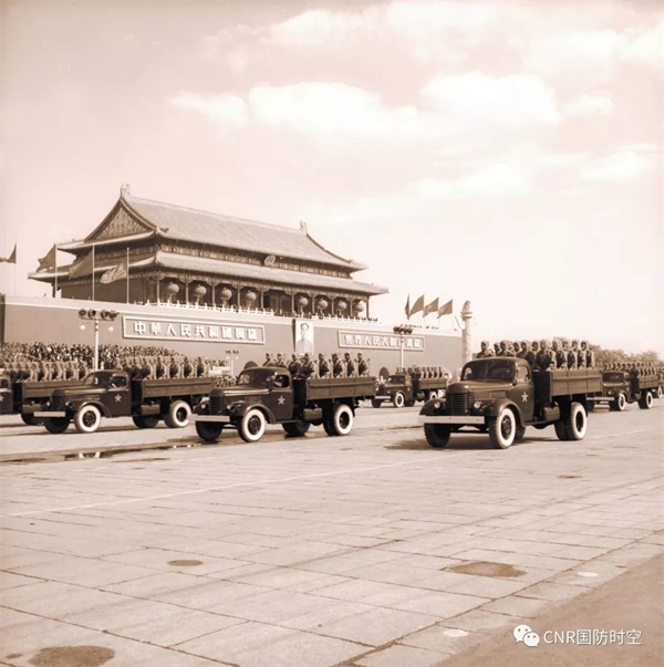 阅兵档案1953年国庆阅兵喀秋莎火箭炮闪亮登场