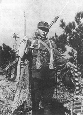一个缴获大量日军用品的中国战士