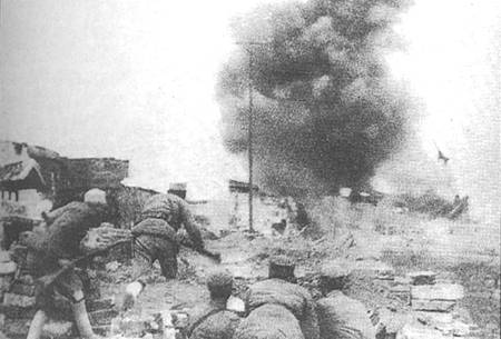日軍大炮猛轟常德十余日，中國守軍在炮火中衝鋒
