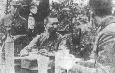 指挥第九战区部队三次参加长沙会战的司令长官薛岳(中)