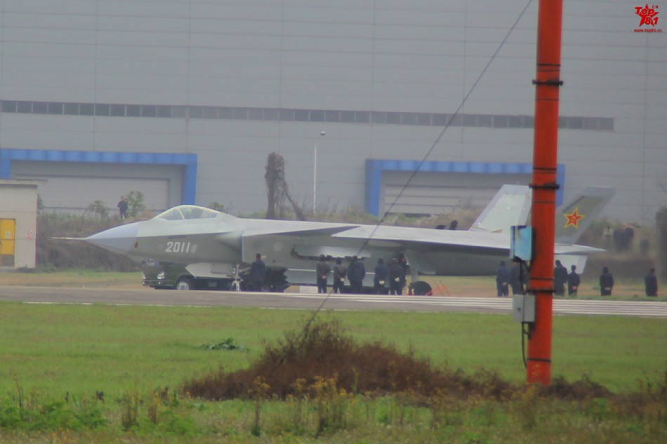 2011号歼20战机地面维护