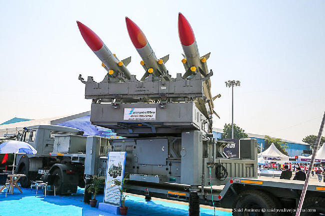 印航展多种导弹武器亮相 各国军火商卖力推销