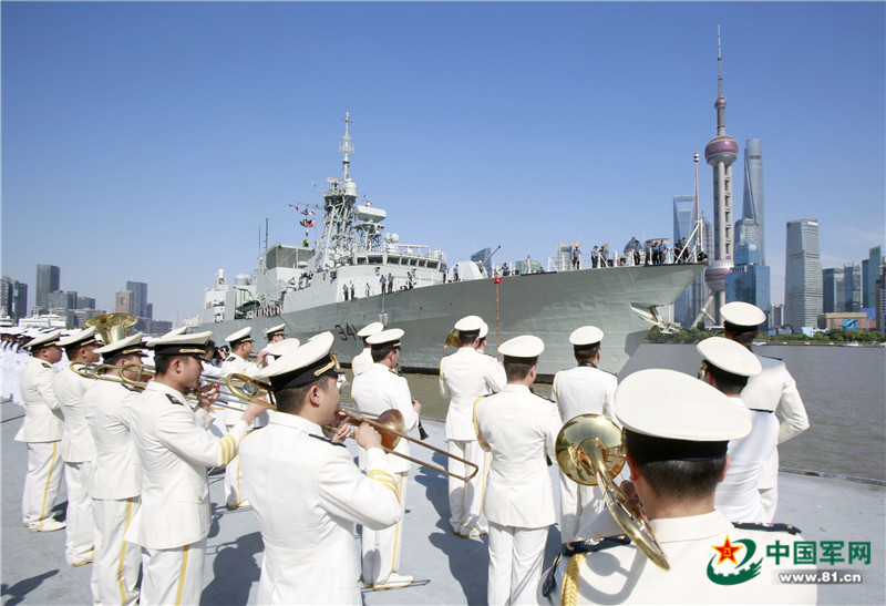图为东海舰队某基地在码头举行欢迎仪式,欢迎"渥太华"号到访.徐巍摄