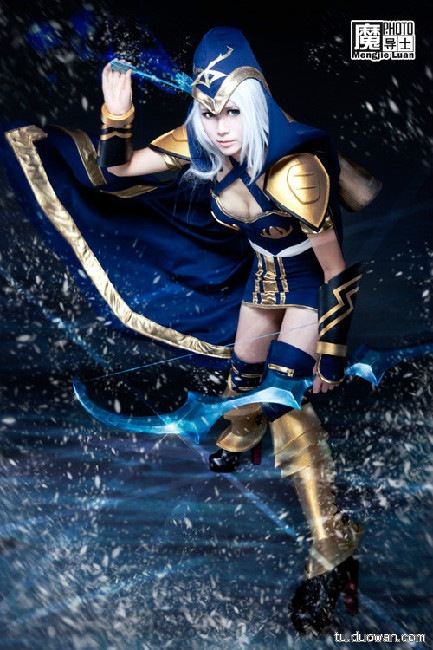 魔导士《英雄联盟》寒冰射手COSPLAY