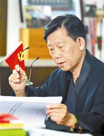 评论员：为党立碑 为军树威——张义军