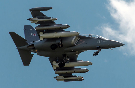 组图:俄先进教练机也疯狂 雅克-130挂满武器 -
