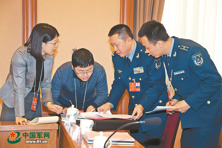 解放军和武警部队代表热议完善国防动员体系