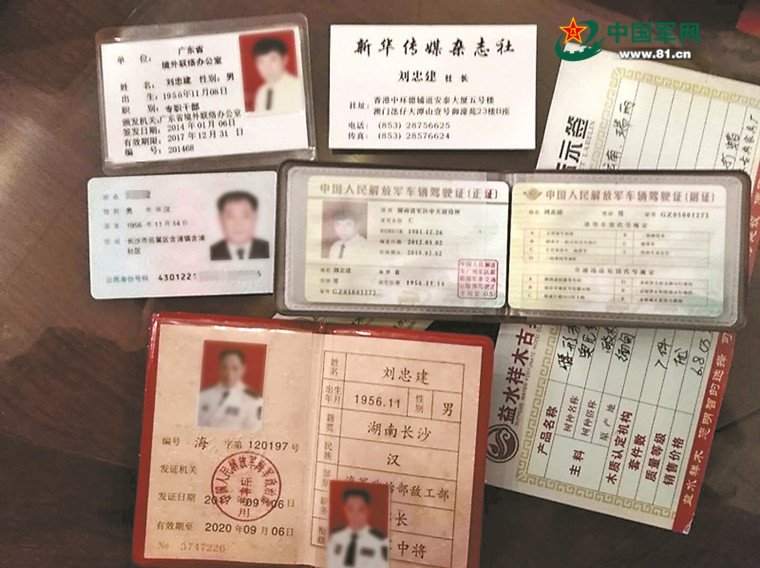 一名男子在换取登机牌处将军官证递给工作人员,要求换取前往昆明