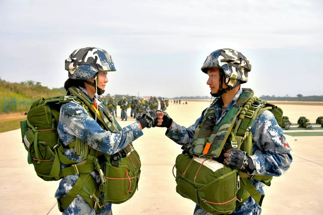 空降兵新排长们的空中实跳来啦,还有女排长 中国军网