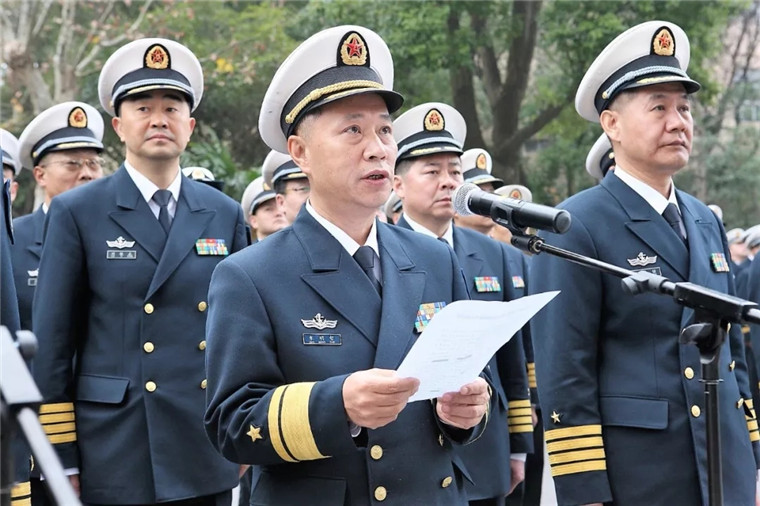 直击现场海军军医大学举行文职人员授装宣誓仪式
