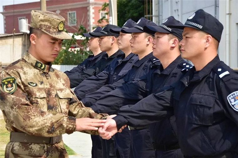 当"警服"遇上"军装",会是什么场景?