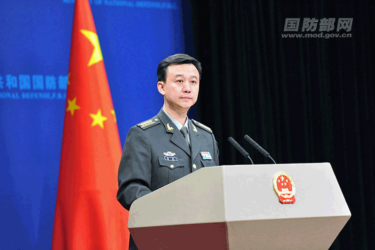 举行例行记者会,国防部新闻局局长,国防部新闻发言人吴谦大校答记者问