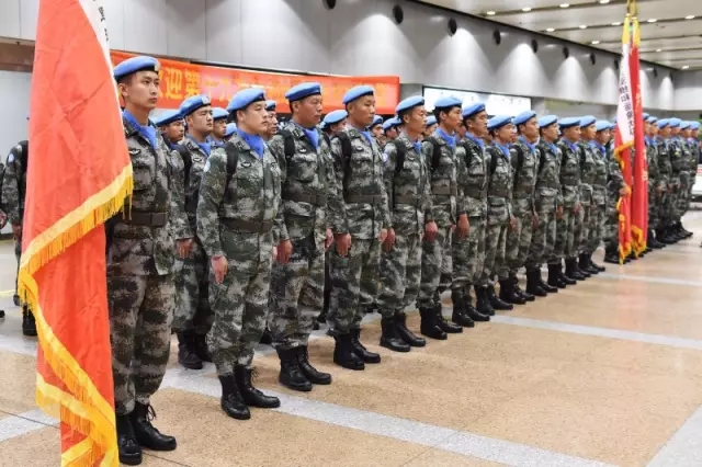 北京时间3月1日22时30分,中国第19批赴利比里亚维和部队第一梯队99名