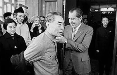 尼克松心悦诚服帮他脱大衣,周总理为何有这么