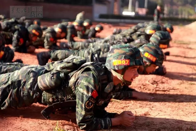 魔鬼周第1天,负重80斤、泥潭搏斗