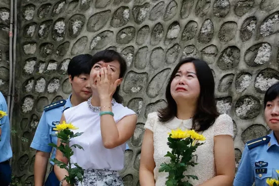 烈士亲属在英烈墙前悲伤不已.