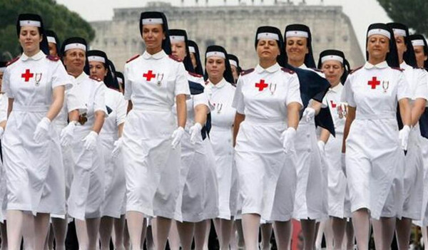 阅兵式上穿护士服的女兵——意大利