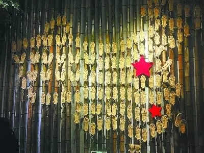 中央红军长征出发纪念馆内由草鞋拼成的一幅中国地图图片