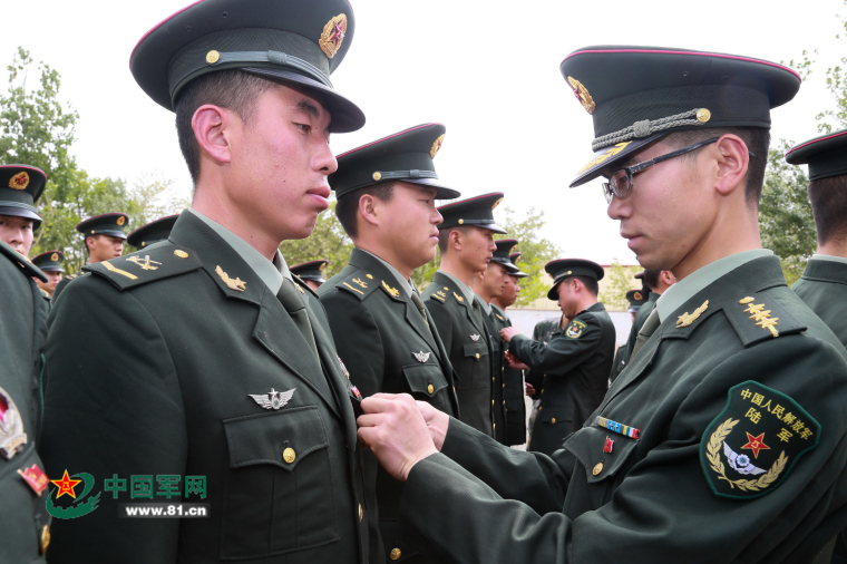 第21集团军某工兵团开展公开承诺我当先锋承诺大会