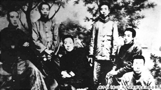 谢子长（右二）与学兵团同学在太原合影