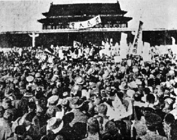     一九一九年五月四日，北京学生在天安门广场集会的情形。