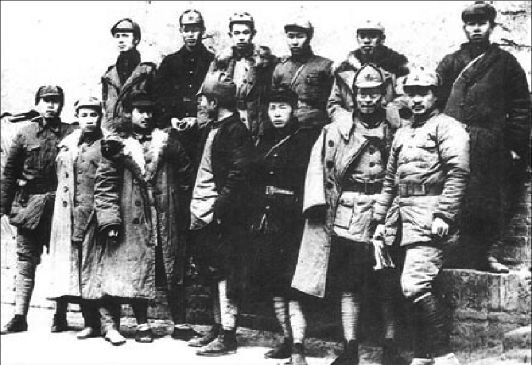 红军长征胜利到达陕北后，贺龙（前排右一）与红二方面军部分领导干部合影。