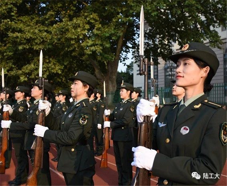 军校"女神!节日快乐!