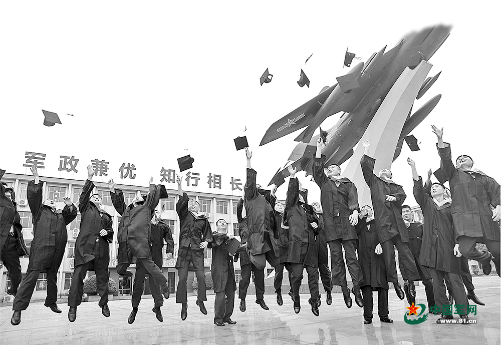 中国军校|军士学员穿上学士服