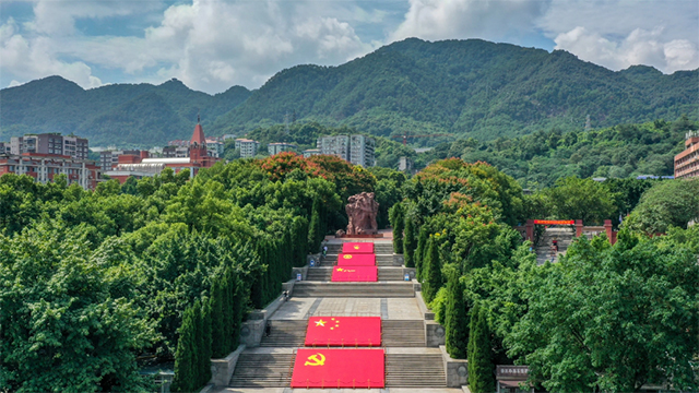 跟随教员的脚步，来到一座留有中国革命史深刻印记的山……