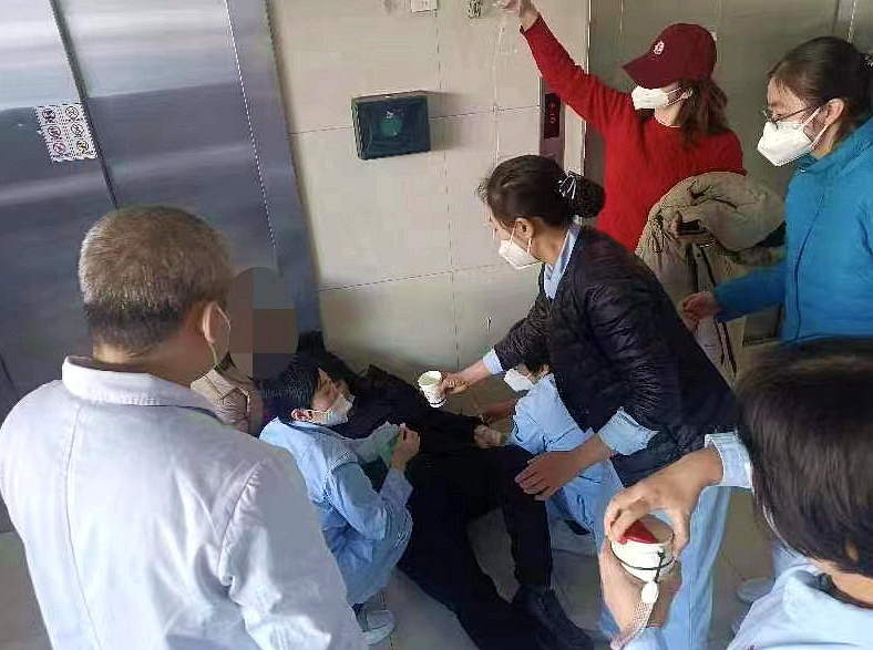北部战区空军医院：患者就诊途中突发晕厥 电梯间旁上演生死急救