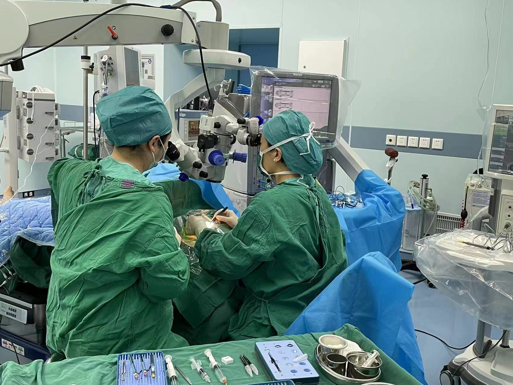 解放军总医院第七医学中心成功为一名眼外伤患者实施玻璃体视网膜联合
