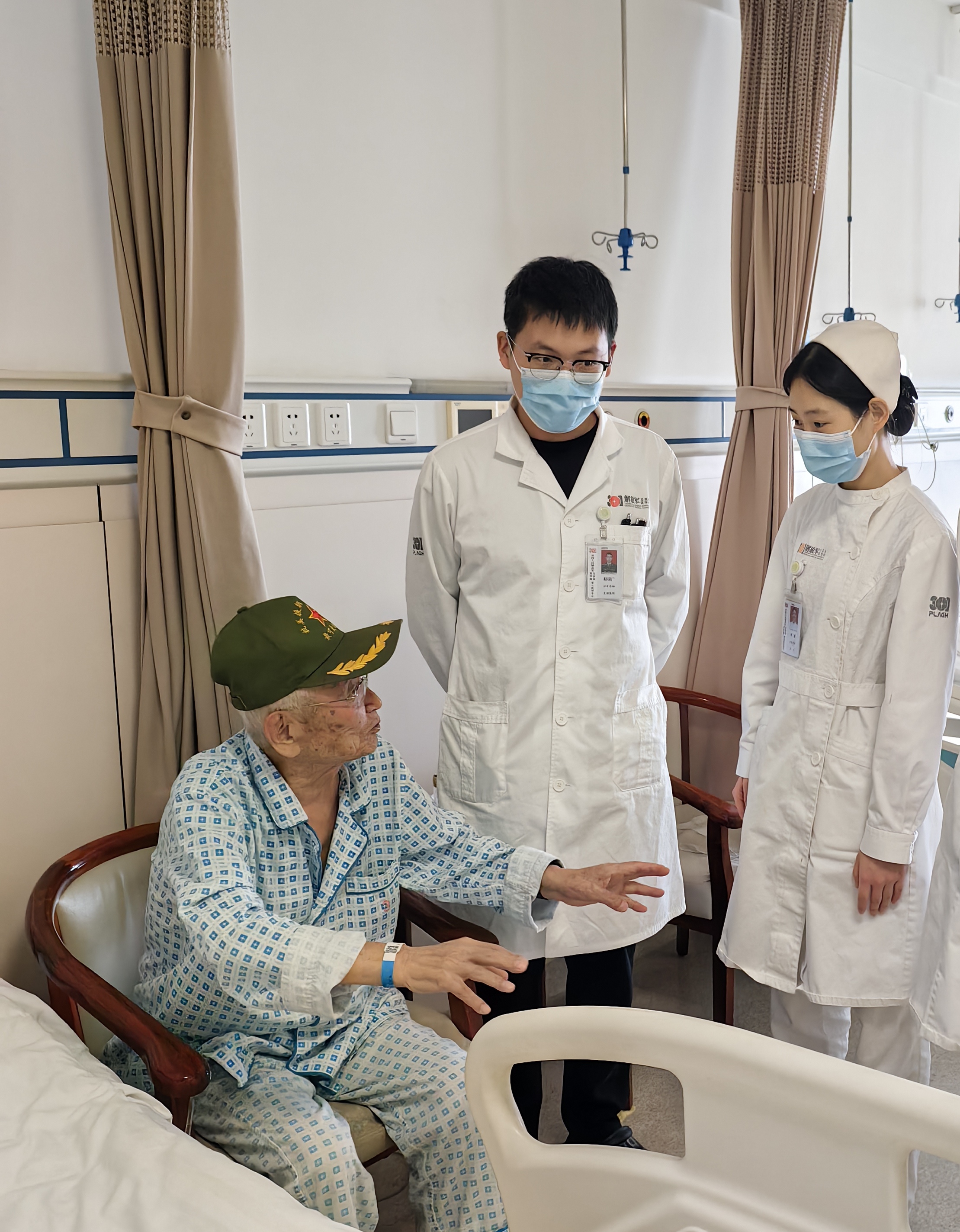 解放军总医院第七医学中心为94岁老红军微创除病获赞誉