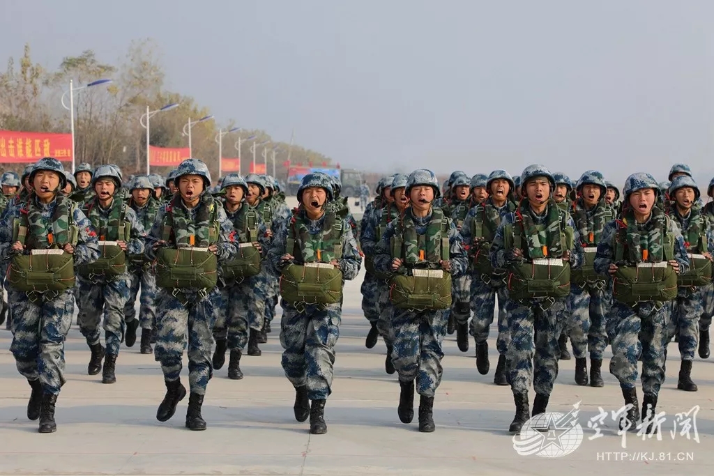 千余名空降兵新兵顺利完成军旅生涯首次升空跳伞