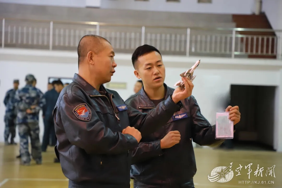 亦师亦友亦"对手!飞行员的带教之旅,很特别