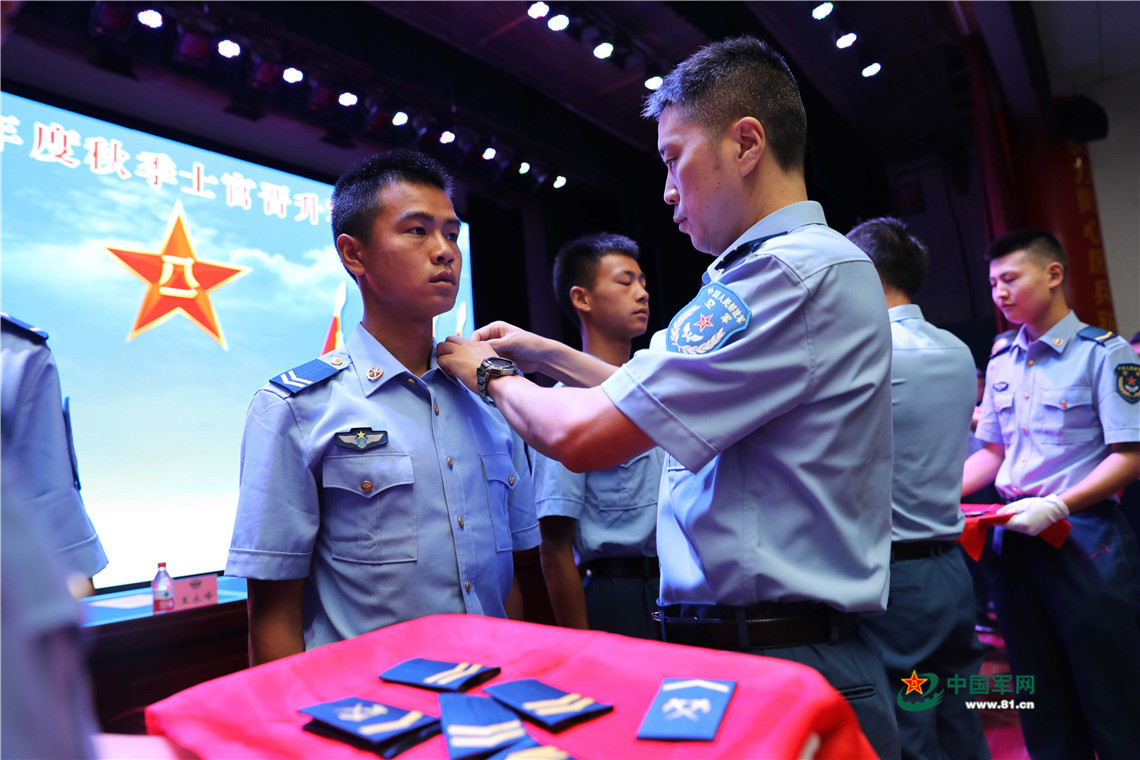 震撼!西部战区空军首次多地举行士官晋升军衔