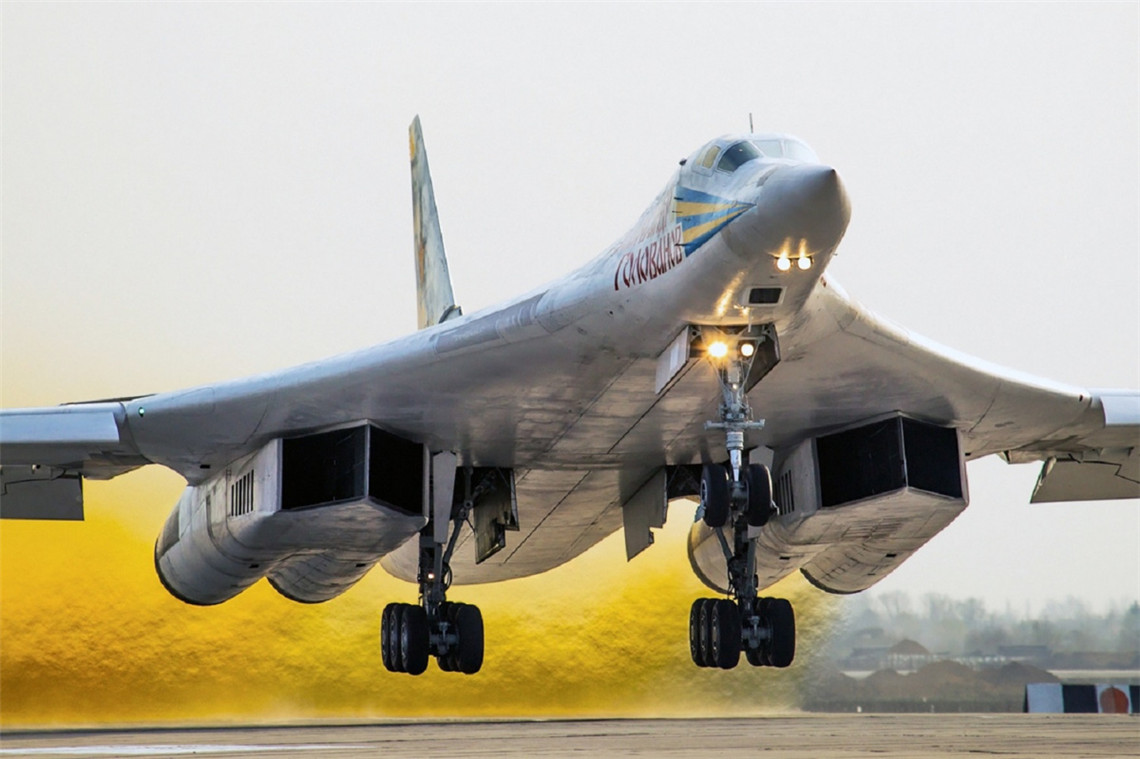 俄罗斯图-160M轰炸机首飞 被称白天鹅