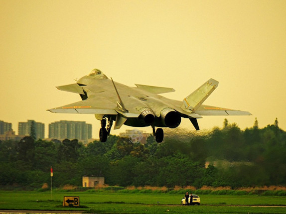 科研人员在新版歼20机翼上漫步(组图)